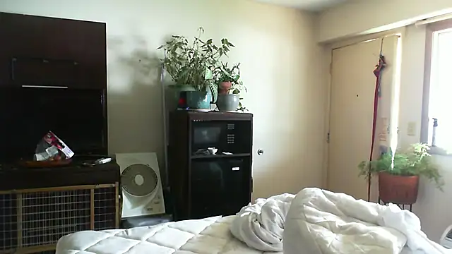 Snapshot of CeceilaMoon chatting on 07/16/26, 04:13 CeceilaMoon online show from 07/16/26, 04:13