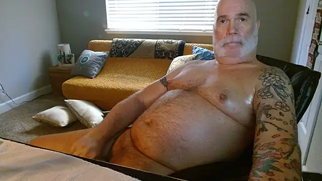 Snapshot of musclebearnips chatting on 03/16/25, 01:17 musclebearnips online show from 03/16/25, 01:17