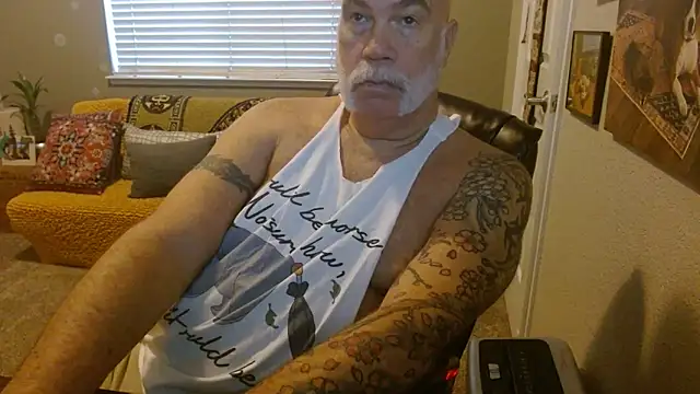Snapshot of musclebearnips chatting on 10/18/25, 04:19 musclebearnips online show from 10/18/25, 04:19