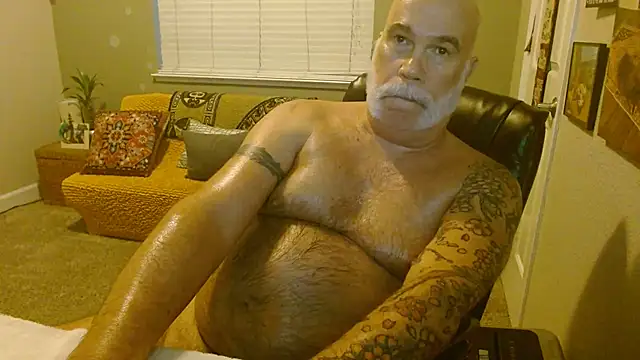 Snapshot of musclebearnips chatting on 10/28/25, 01:20 musclebearnips online show from 10/28/25, 01:20