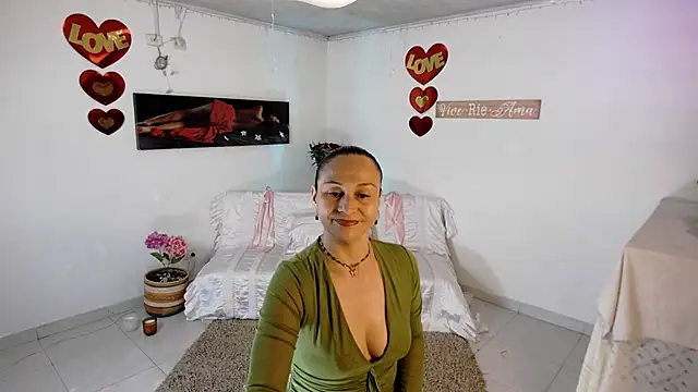 lollita 23  online show from 04/17/26, 08:34