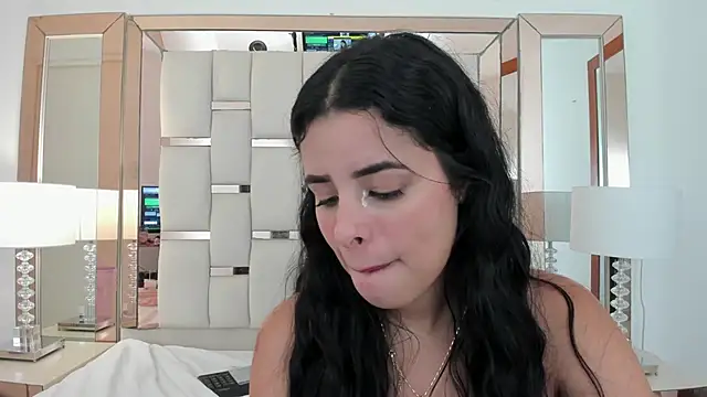 Snapshot of emma_castilloo chatting on 12/08/24, 06:06 emma castilloo online show from 12/08/24, 06:06