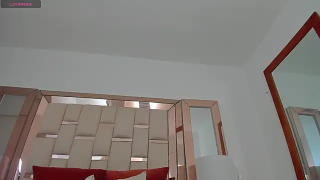 Snapshot of emma_castilloo chatting on 12/27/24, 10:48 emma castilloo online show from 12/27/24, 10:48