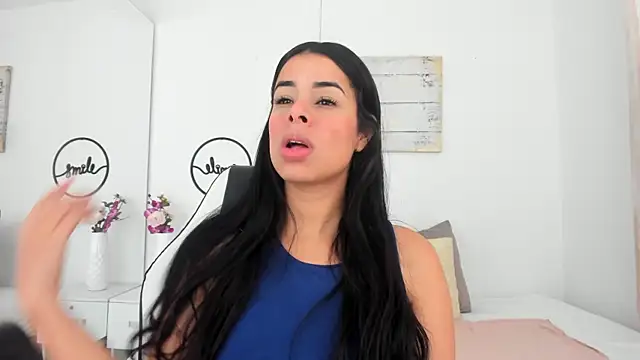 Snapshot of emma_castilloo chatting on 03/03/25, 12:48 emma castilloo online show from 03/03/25, 12:48