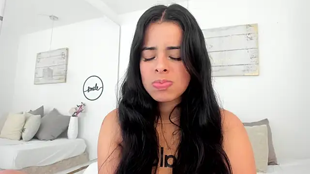 Snapshot of emma_castilloo chatting on 03/05/25, 01:28 emma castilloo online show from 03/05/25, 01:28