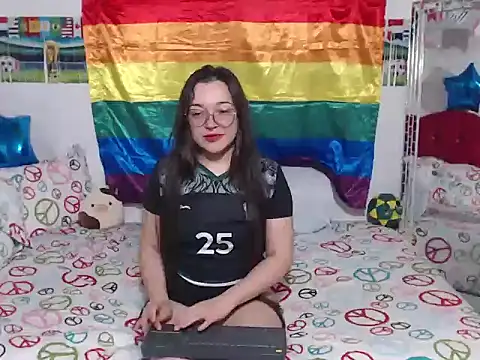 Snapshot of Angela_18honey chatting on 07/10/26, 02:27 Angela 18honey online show from 07/10/26, 02:27