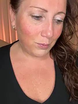 Snapshot of xsexycurvymilf chatting on 10/29/25, 02:52 xsexycurvymilf online show from 10/29/25, 02:52