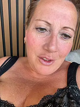 Snapshot of xsexycurvymilf chatting on 07/15/26, 11:37 xsexycurvymilf online show from 07/15/26, 11:37