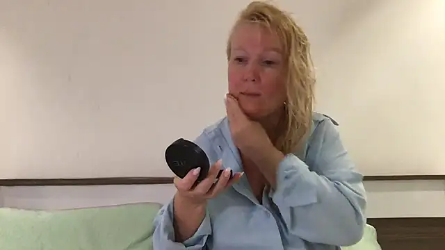 EmmaInLove23 online show from 02/06/25, 01:49