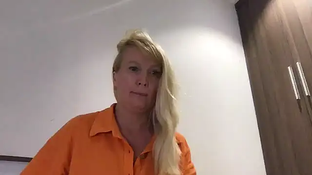 EmmaInLove23 online show from 02/22/25, 10:07