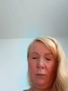 EmmaInLove23 online show from 10/04/25, 08:01