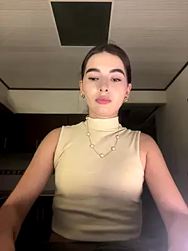 Coralinee 01 online show from 12/18/25, 12:27