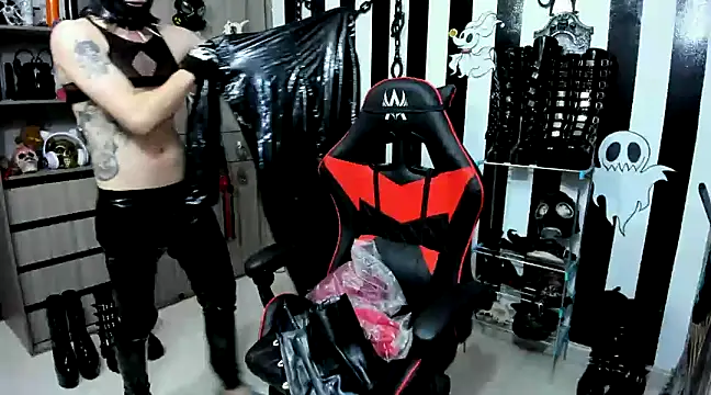 Snapshot of daven56 chatting on 12/17/24, 04:32 daven56 online show from 12/17/24, 04:32