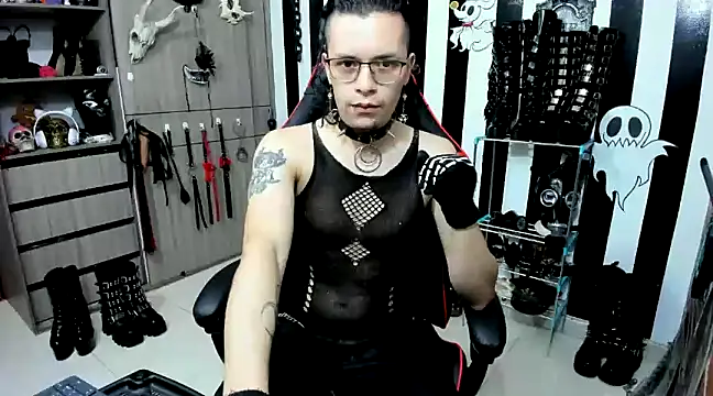 Snapshot of daven56 chatting on 12/19/24, 01:29 daven56 online show from 12/19/24, 01:29