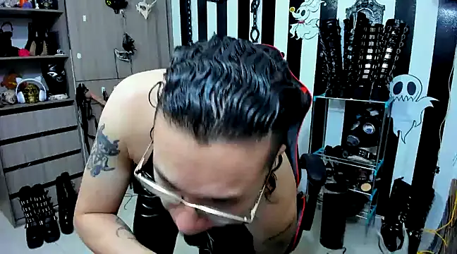 Snapshot of daven56 chatting on 12/23/24, 02:39 daven56 online show from 12/23/24, 02:39