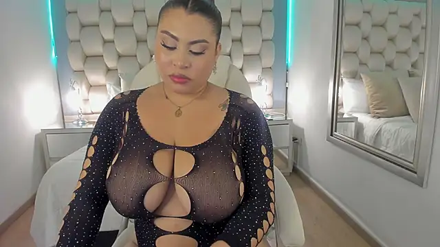 Snapshot of Helleamazing chatting on 12/08/24, 02:49 Helleamazing online show from 12/08/24, 02:49