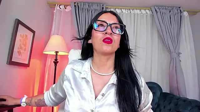 kira moon   online show from 10/16/25, 10:11