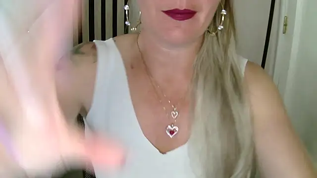 xxNoeliaxx online show from 04/19/26, 07:18