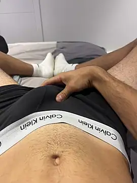 h0rnyguy001 online show from 09/30/25, 05:56