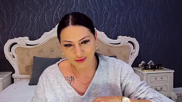 Lauren Saint online show from 11/06/25, 09:43