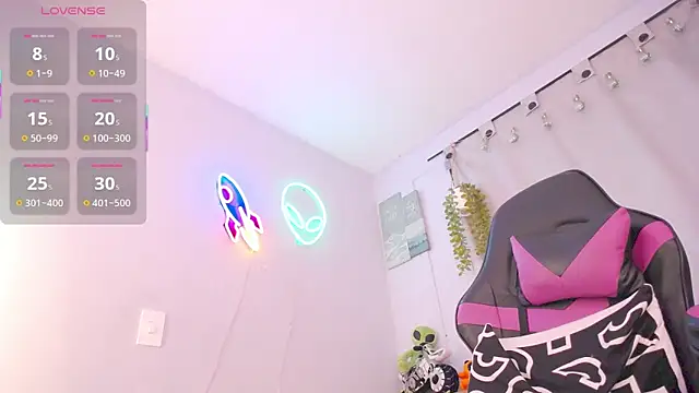 Snapshot of lucie_nicolls chatting on 12/05/25, 08:27 lucie nicolls online show from 12/05/25, 08:27