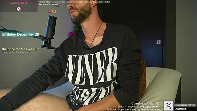 Snapshot of just_maxii chatting on 12/01/24, 09:37 just maxii online show from 12/01/24, 09:37