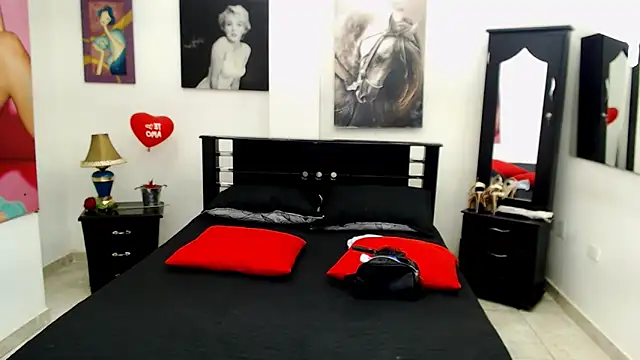 Snapshot of VeronicaReynolds chatting on 01/13/25, 12:02 VeronicaReynolds online show from 01/13/25, 12:02