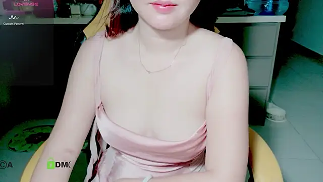 Snapshot of Emi-Vibes- chatting on 06/15/26, 08:44 Emi-Vibes- online show from 06/15/26, 08:44