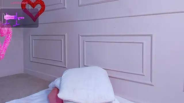 Snapshot of carolriveraa_ chatting on 02/14/25, 08:37 carolriveraa online show from 02/14/25, 08:37