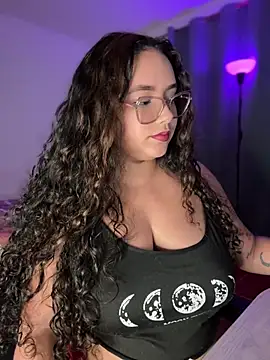 Snapshot of CurlyGirl_1 chatting on 05/18/26, 11:32 CurlyGirl 1 online show from 05/18/26, 11:32