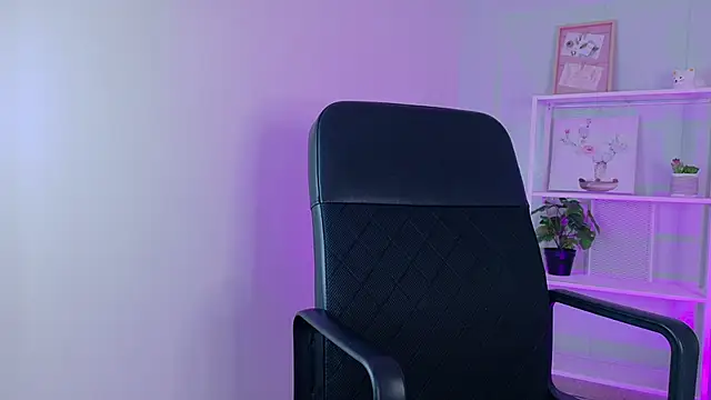 Snapshot of CristalCornner_ chatting on 12/22/25, 08:17 CristalCornner online show from 12/22/25, 08:17