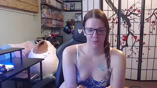 Snapshot of Sarahtineke chatting on 05/17/26, 06:48 Sarahtineke online show from 05/17/26, 06:48
