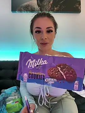 Snapshot of IsabellaEtthan chatting on 10/18/25, 05:25 IsabellaEtthan online show from 10/18/25, 05:25