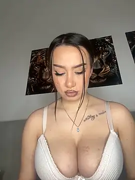 Snapshot of deliaroyal chatting on 02/08/25, 11:44 deliaroyal online show from 02/08/25, 11:44