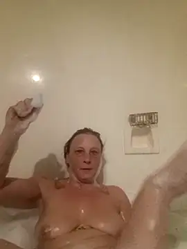 Snapshot of Everlyrose27 chatting on 01/16/25, 02:51 Everlyrose27 online show from 01/16/25, 02:51