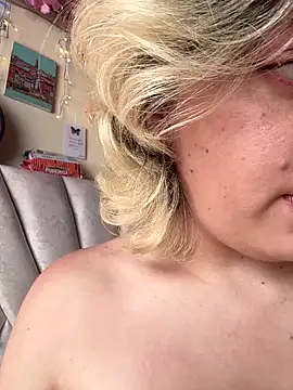 Snapshot of Enyeld_ruru chatting on 02/22/25, 09:15 Enyeld ruru online show from 02/22/25, 09:15