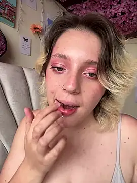 Snapshot of Enyeld_ruru chatting on 02/23/25, 01:42 Enyeld ruru online show from 02/23/25, 01:42