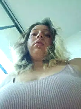 Snapshot of Enyeld_ruru chatting on 10/19/25, 04:07 Enyeld ruru online show from 10/19/25, 04:07