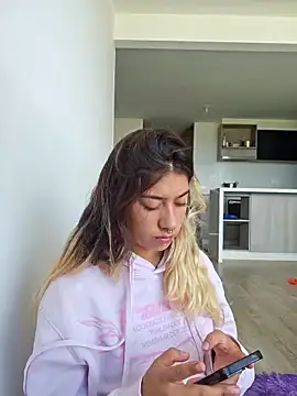 Snapshot of Enyeld_ruru chatting on 11/08/25, 04:29 Enyeld ruru online show from 11/08/25, 04:29