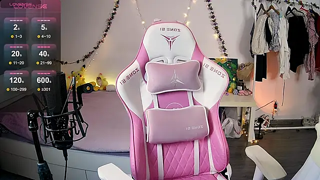 Snapshot of Violet_Veliya chatting on 03/14/25, 04:40 Violet Veliya online show from 03/14/25, 04:40