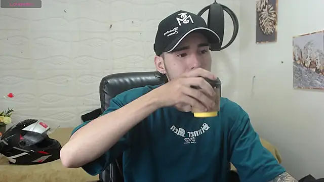 Snapshot of DmitriSanders chatting on 12/14/24, 12:23 DmitriSanders online show from 12/14/24, 12:23