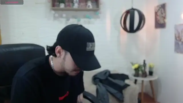 Snapshot of DmitriSanders chatting on 01/21/25, 08:43 DmitriSanders online show from 01/21/25, 08:43