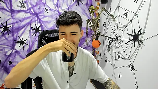 Snapshot of DmitriSanders chatting on 10/01/25, 10:38 DmitriSanders online show from 10/01/25, 10:38