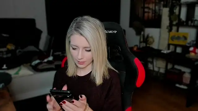 Lisaonthemoon online show from 10/15/25, 03:56