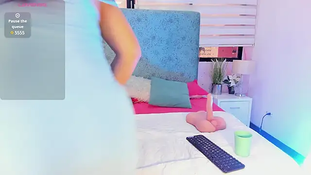 Snapshot of Nahomi_Wild chatting on 02/02/25, 08:08 Nahomi Wild online show from 02/02/25, 08:08