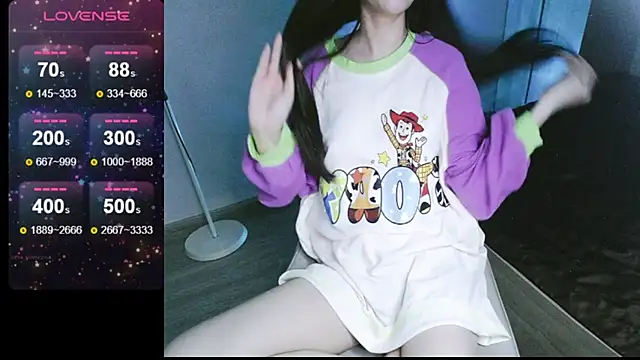 Snapshot of _Viviann_ chatting on 03/05/25, 04:02  Viviann  online show from 03/05/25, 04:02