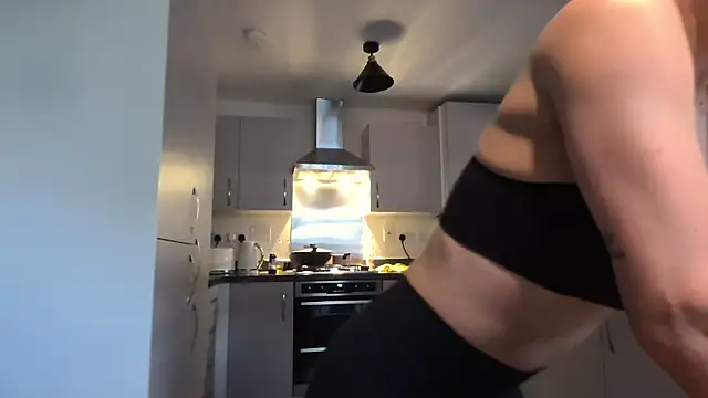 SweetMonicaUK online show from 04/15/26, 08:32