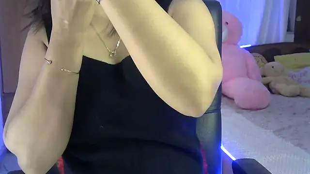 Snapshot of Black_cat_cutie chatting on 09/15/25, 04:56 Black cat cutie online show from 09/15/25, 04:56