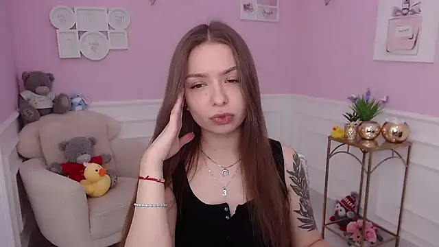 LucySkilar online show from 09/28/25, 04:18