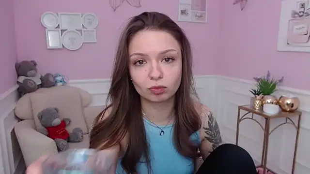 LucySkilar online show from 12/23/25, 05:49